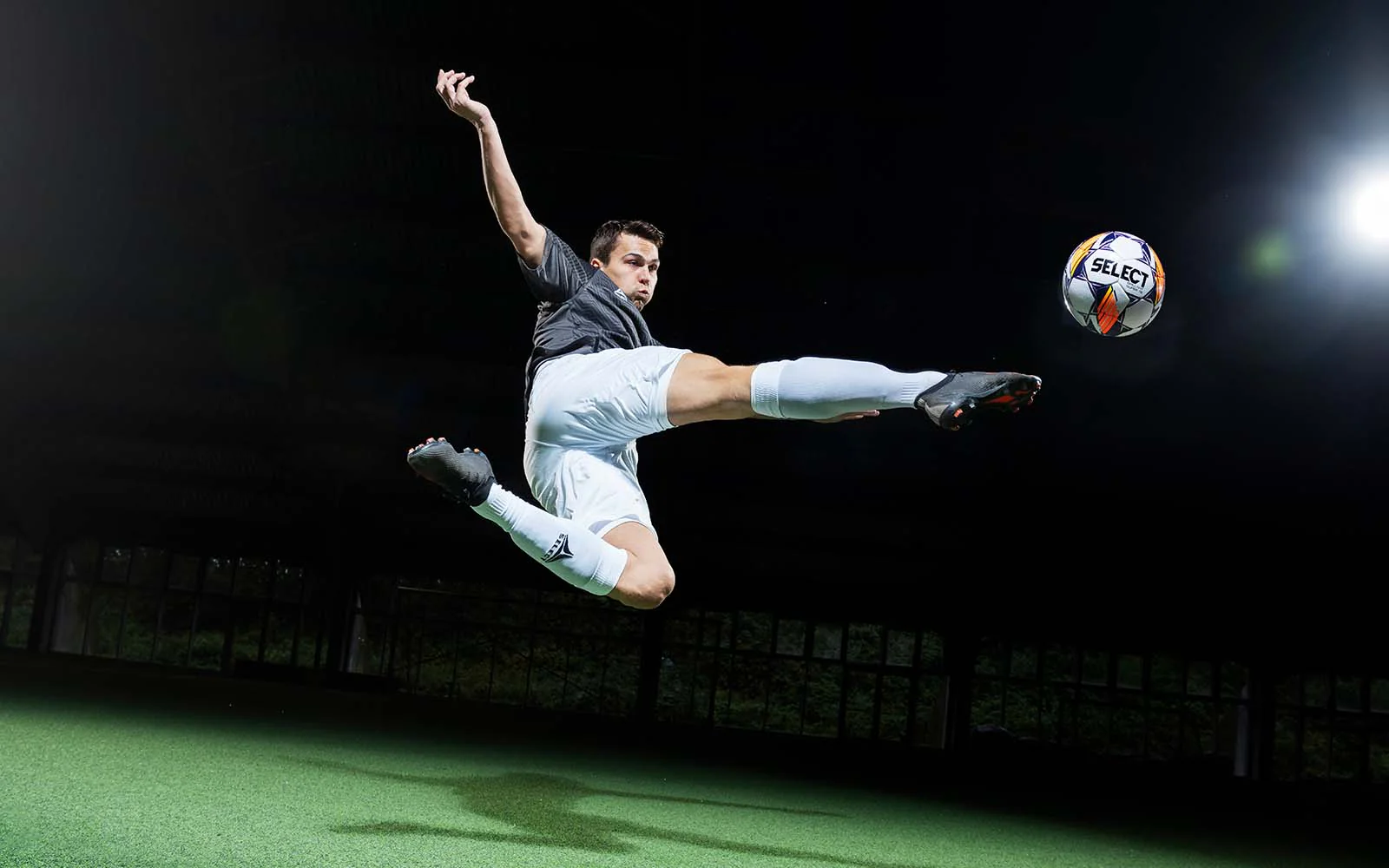 的中场增添 的中场增添